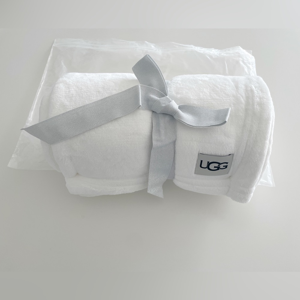 SOLD / UGG Bartlet Throw